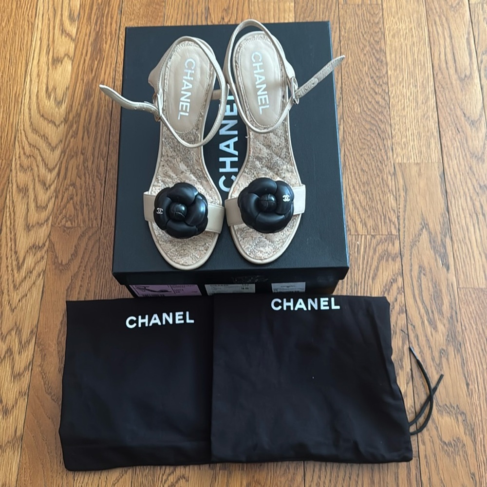 CHANEL Black and Cream Floral Sandals size 35